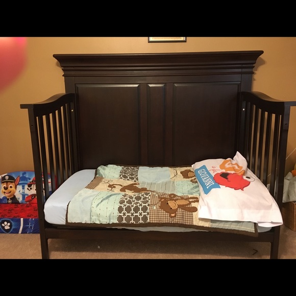 Cache convertible crib. - Picture 2 of 3